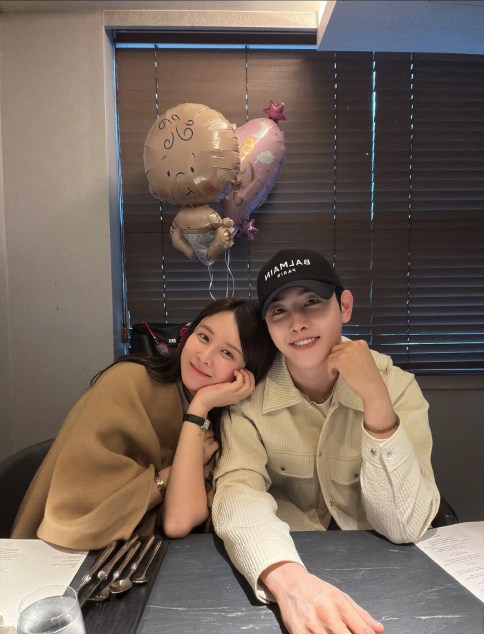 Eun Ga-eun, 22 weeks pregnant, showing off her chubby face...♥Date with Park Hyun-ho at a high-end restaurant