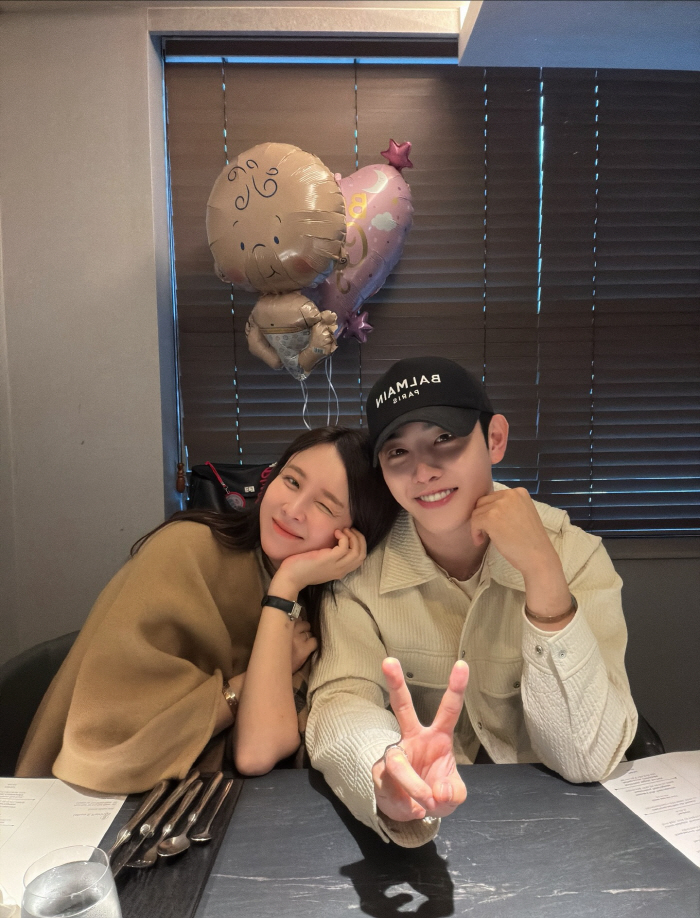 Eun Ga-eun, 22 weeks pregnant, showing off her chubby face...♥Date with Park Hyun-ho at a high-end restaurant