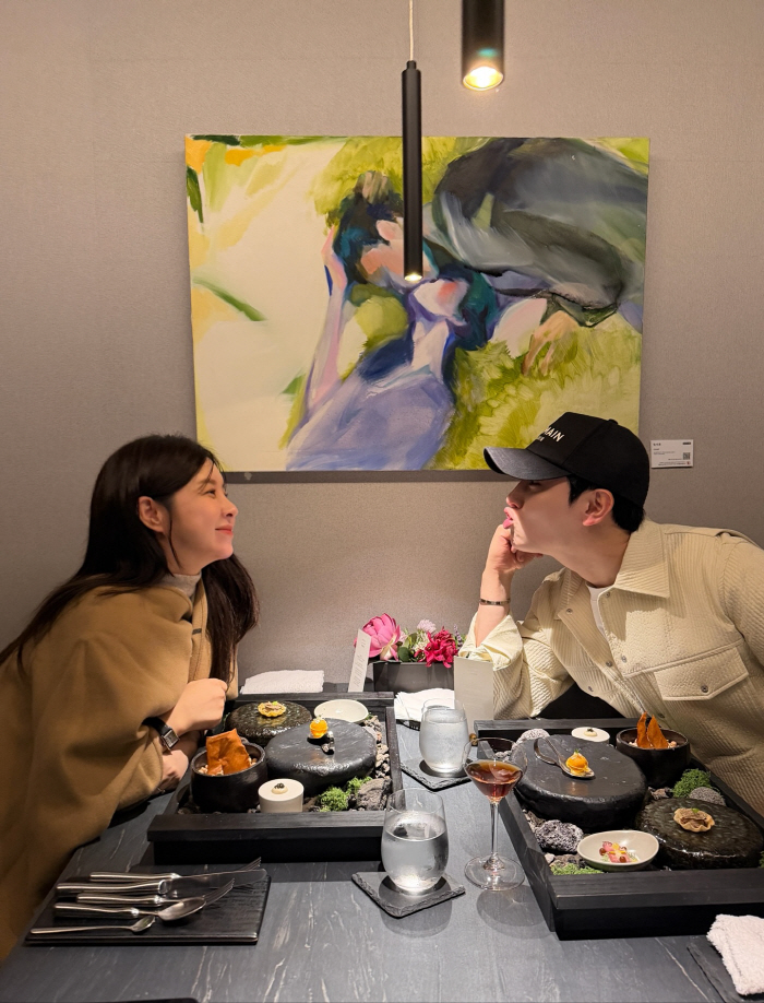 Eun Ga-eun, 22 weeks pregnant, showing off her chubby face...♥Date with Park Hyun-ho at a high-end restaurant