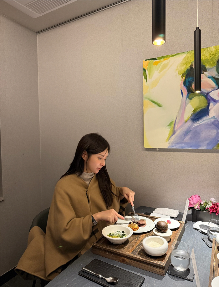 Eun Ga-eun, 22 weeks pregnant, showing off her chubby face...♥Date with Park Hyun-ho at a high-end restaurant