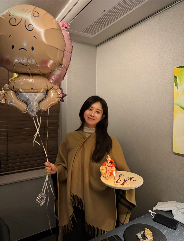 Eun Ga-eun, 22 weeks pregnant, showing off her chubby face...♥Date with Park Hyun-ho at a high-end restaurant