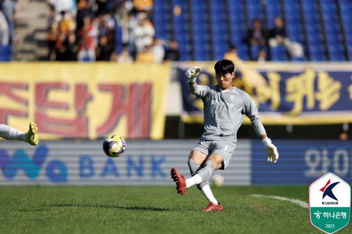 Gwangju gatekeeper Kim Kyung-min is angry when he plays at Gwangju World Cup Stadium. How do you manage it!