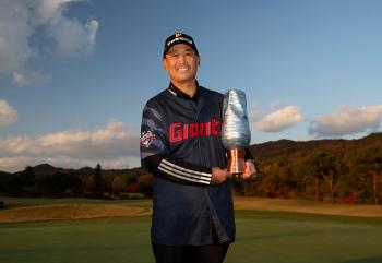 It's my first emotional victory in 18 years, but why did I appear at the awards ceremony wearing Lotte uniforms