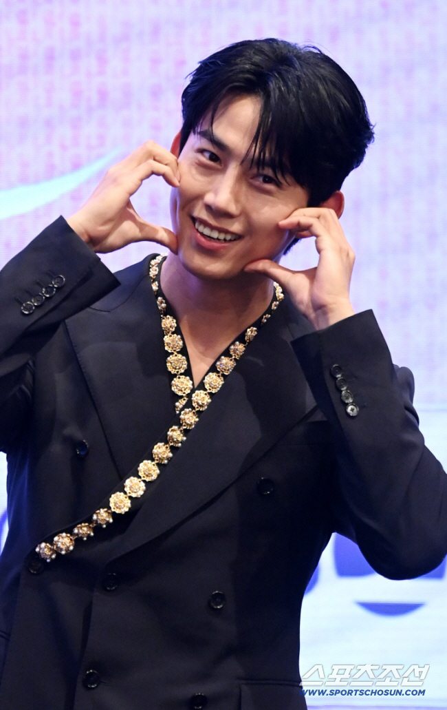  Ok Taek-yeon marries ♥ 9 years of dating non-celebrity girlfriend..Promise to be together forever