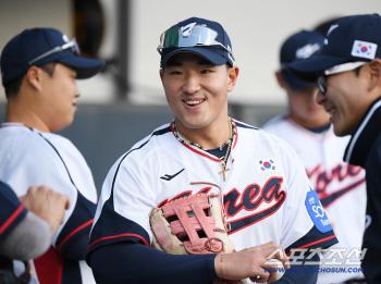  Ahn Hyunmin, confident smile