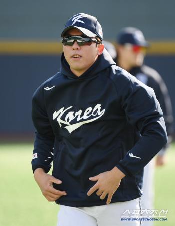  KIM YOUNG WOONG looks good in the uniform