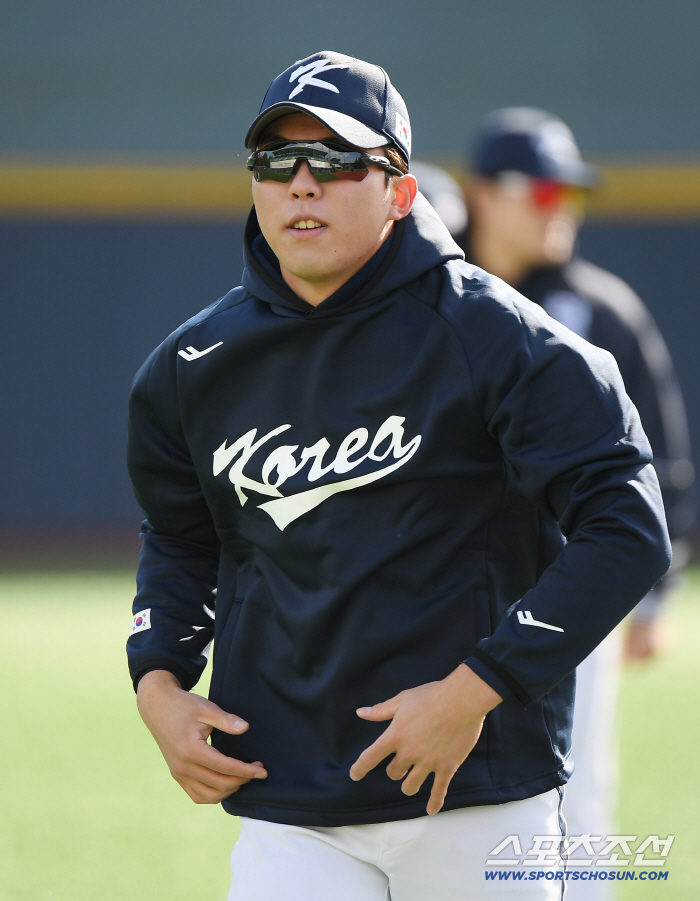  KIM YOUNG WOONG looks good in the uniform