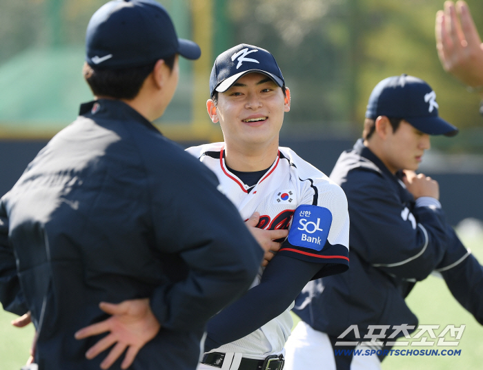  Smiling Cho Byung-hyun, the first national team training full of excitement