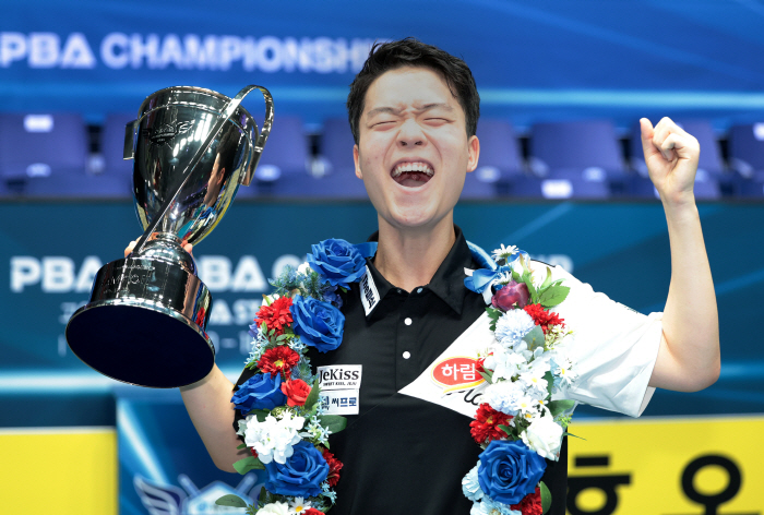 Shin Young-won, who is trying to win the PBA for the second consecutive time, will face wild card Cho Byung-wook in the 128th round