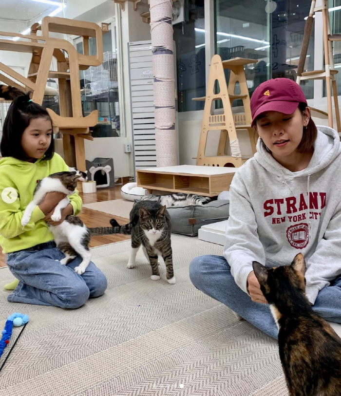 Single mom Cho Yoon-hee and daughter Roa go on a date at a cafe for abandoned cats..Angel mother and daughter who did good deeds together