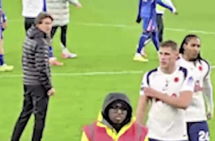 This is Son Heungmin's effect! Tottenham without SON already ignored handshakes with signs of breaking up the manager's relationship → Going to the locker room without even looking at the coach