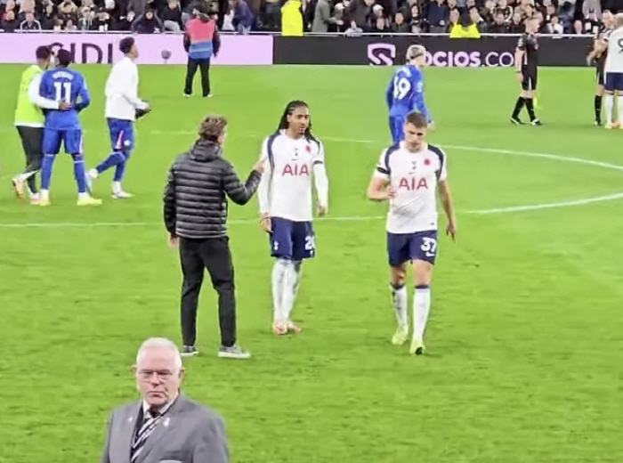This is Son Heungmin's effect! Tottenham without SON already ignored handshakes with signs of breaking up the manager's relationship → Going to the locker room without even looking at the coach