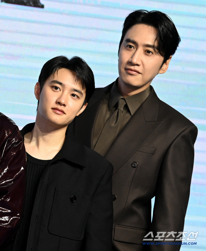 After meeting Lee Kwang-soo comfortably, it's his first time meeting him at the scene..He was Do Kyungsoo. Realized