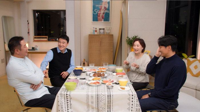 G-Dragon sister ♥ Kim Min-joon was going to keep his face private...GD has released it and it's become famous (a table for four)