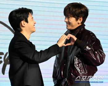 A heart of handsome sculptures, Do Kyung-soo, Ji Chang-wook, a shy smile