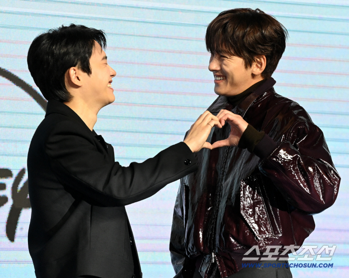 A heart of handsome sculptures, Do Kyung-soo, Ji Chang-wook, a shy smile