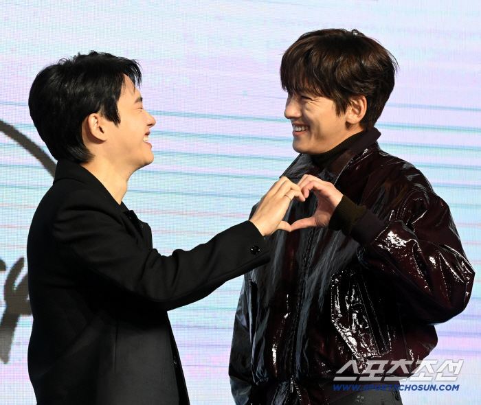 A heart of handsome sculptures, Do Kyung-soo, Ji Chang-wook, a shy smile