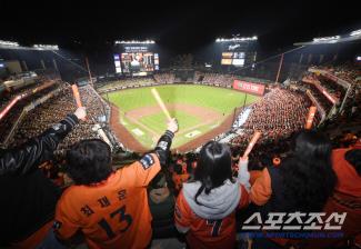 It was with the club's foundation...It's the 37th anniversary of the Hanwha Engineering Elementary, Middle and High School Baseball Tournament, the largest ever