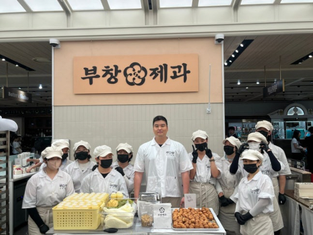 'Jensen Hwang, let's taste K walnut cookies.' 'Jo Hyewon♥' Lee Jang-woo played a role in APEC's hidden contribution