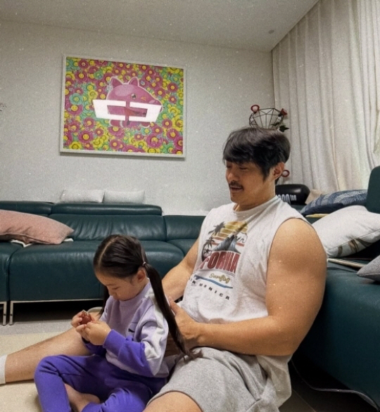 KCM, the father of three children, reveals his second daughter's face for the first time, and the time to tie her hair is the most precious