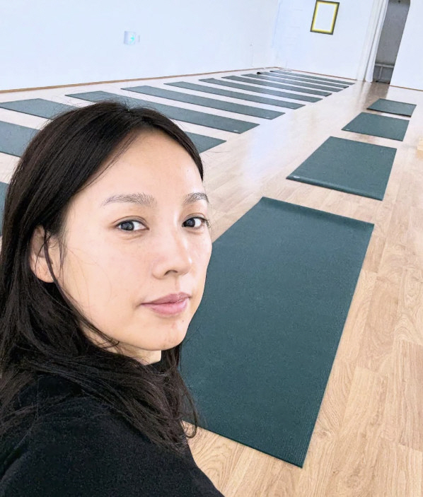 Lee Hyo-ri celebrates the opening of the yoga center for only two months...He's going to the exhibition. Superstar director