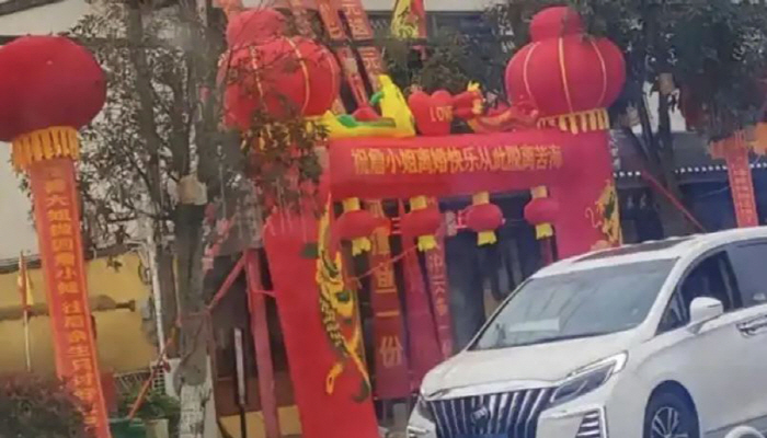 Now out of pain, divorce celebration banners, party topics...Times have changed.