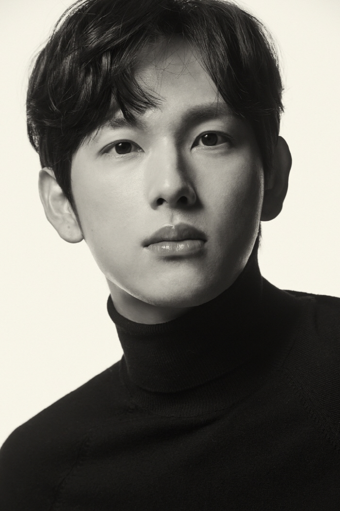 Yim Siwan Signs Exclusive Contract with Teddy’s THEBLACKLABEL