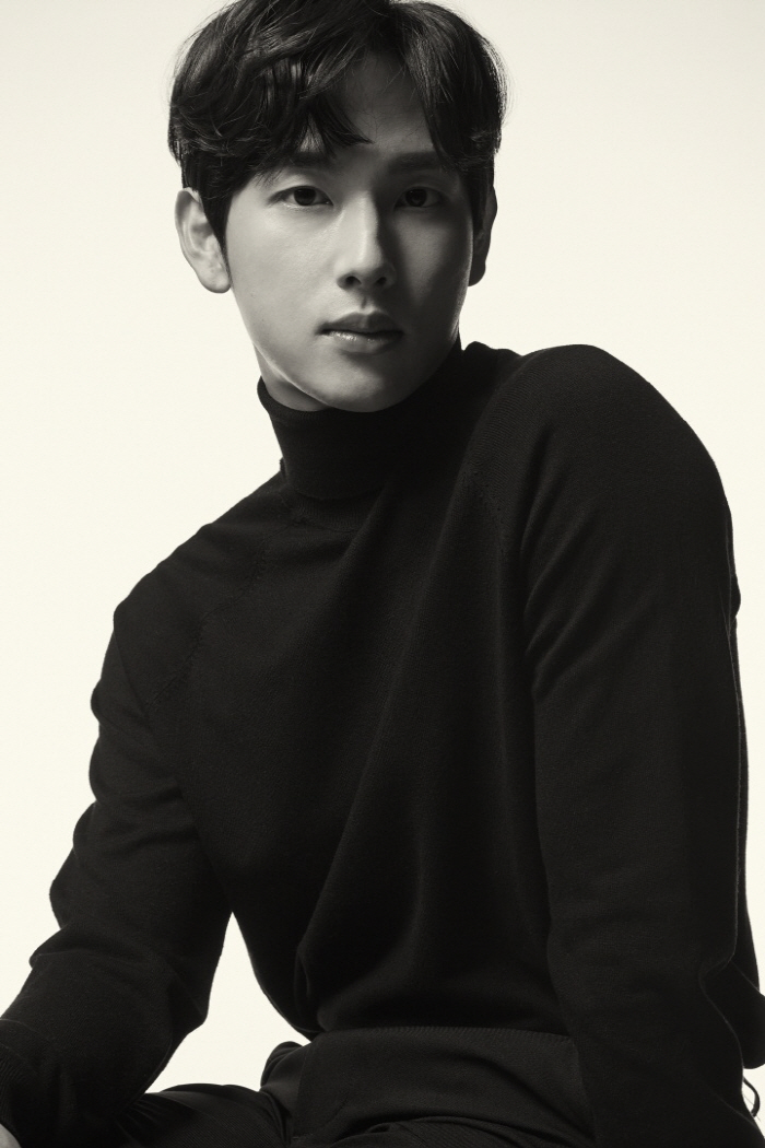 Yim Siwan Signs Exclusive Contract with Teddy’s THEBLACKLABEL