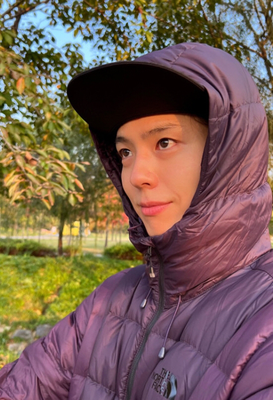 Park Bo-gum, I just took off my suit and wore a purple padded jacket... It's a visual that's full of admiration