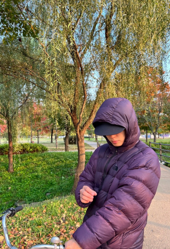 Park Bo-gum, I just took off my suit and wore a purple padded jacket... It's a visual that's full of admiration