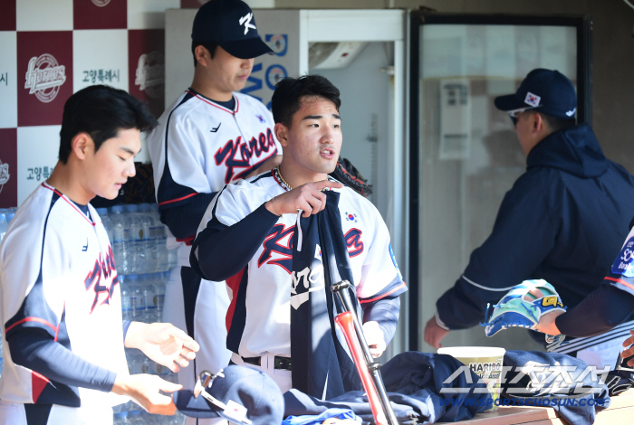  Ahn Hyunmin is proud of himself in a national team uniform