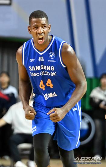  Cheering Nicholson's 3-point shot is accurate