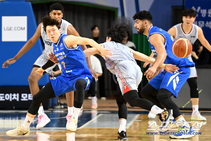  Choi St. Mary Park Mubin, where is the ball going