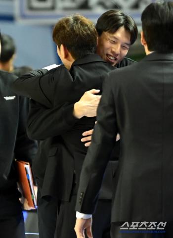  Director Kim Hyo-beom Yang Dong-geun embraces after a fierce match