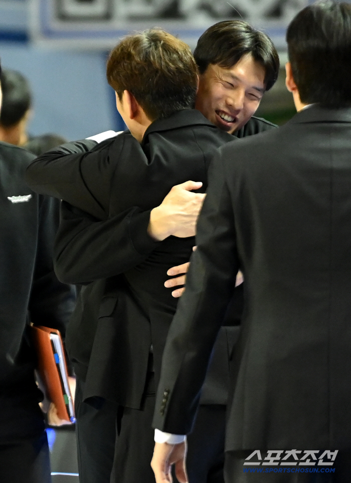  Director Kim Hyo-beom Yang Dong-geun embraces after a fierce match