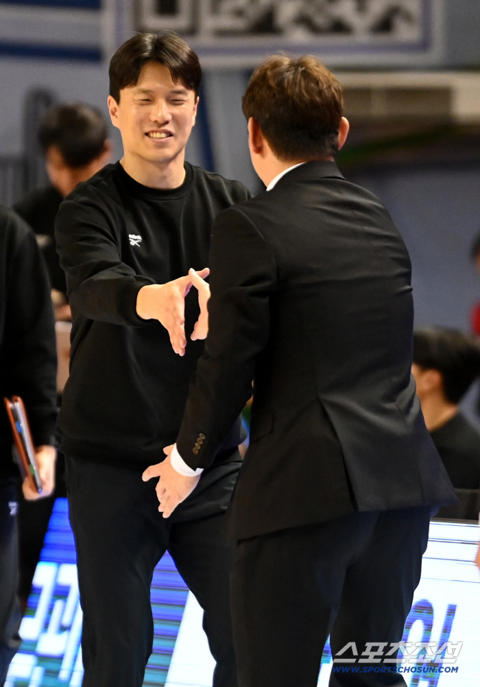  Director Kim Hyo-beom Yang Dong-geun saying hello