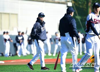  Director Ryu Ji-hyun's training carefully