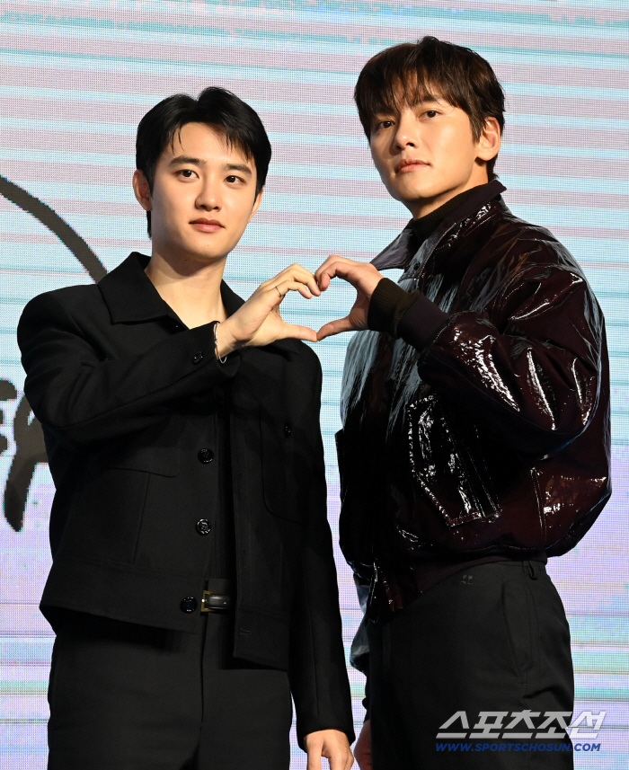  Do Kyungsoo Ji Changwook, a heart made by handsome sculptures