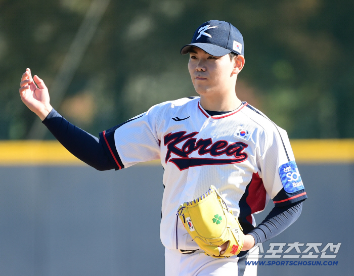  Does Sung Young Tak look good in the uniform?