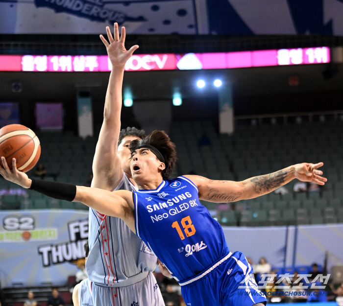  Gutang, Ham Jihoon, dodge defense and go under the basket