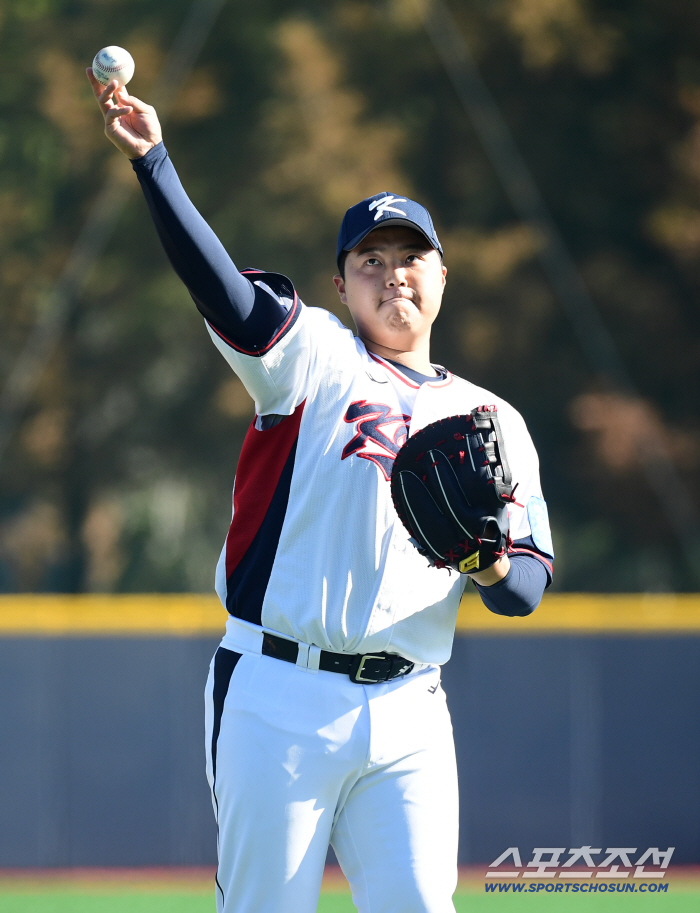  Han Donghee bites his lips and concentrates on training