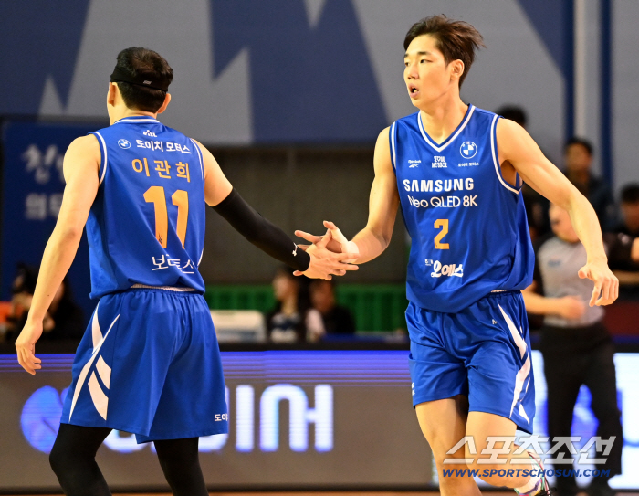  High-five with Lee Won-seok and Lee Kwan-hee