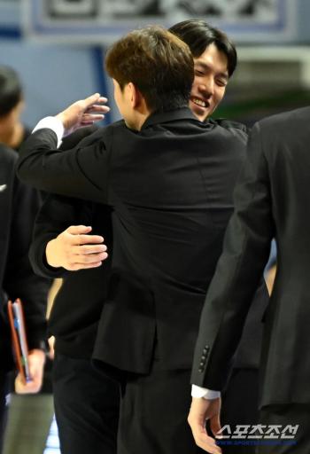  Hugging Manager Kim Hyo-beom Yang Dong-geun, it was a great game