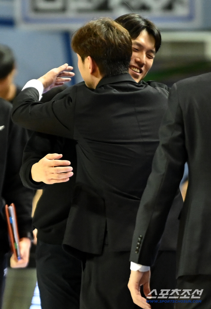  Hugging Manager Kim Hyo-beom Yang Dong-geun, it was a great game
