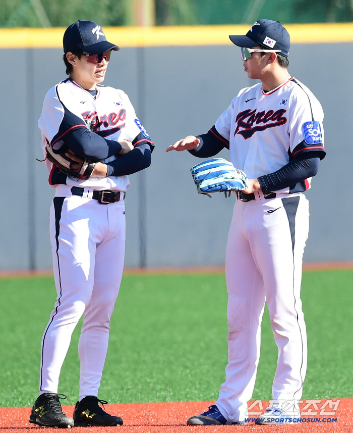  I have a lot of questions about Kim Youngwoong and Song Sungmoon