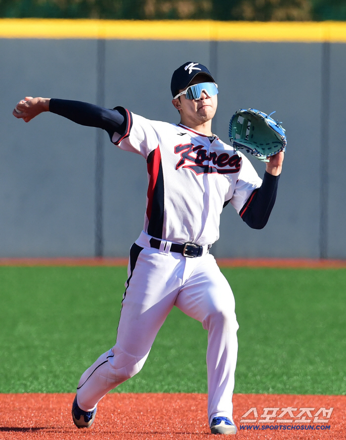  Kim Young-woong's national baseball team uniform and defense training on third base