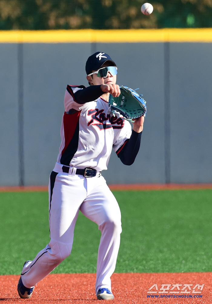  Kim Young-woong's national team uniform and defense training at third base