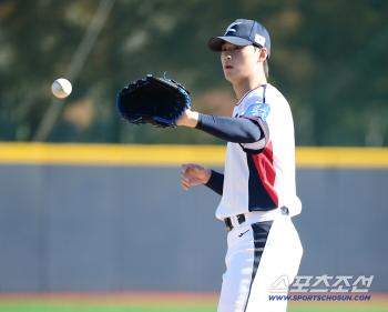  Lee Ho-sung participates in training wearing a national university uniform