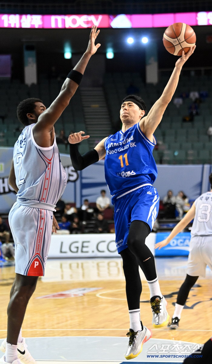  Lee Kwan-hee, layup to avoid Hammons