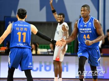  Nicholson and Lee Kwan-hee made a high-five